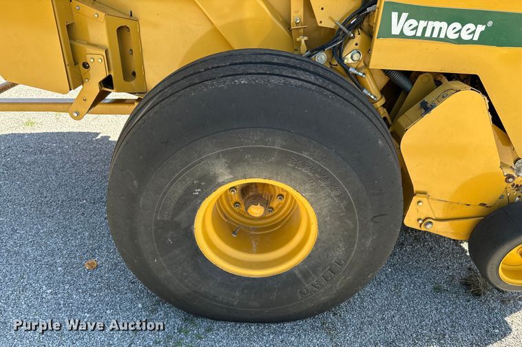 image for item DX0468 2015 Vermeer 604N round baler
