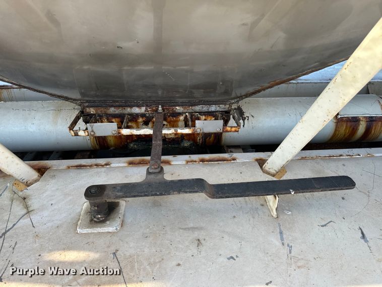 image for item EH6758 1988 WhiteGMC WCA fertilizer delivery truck