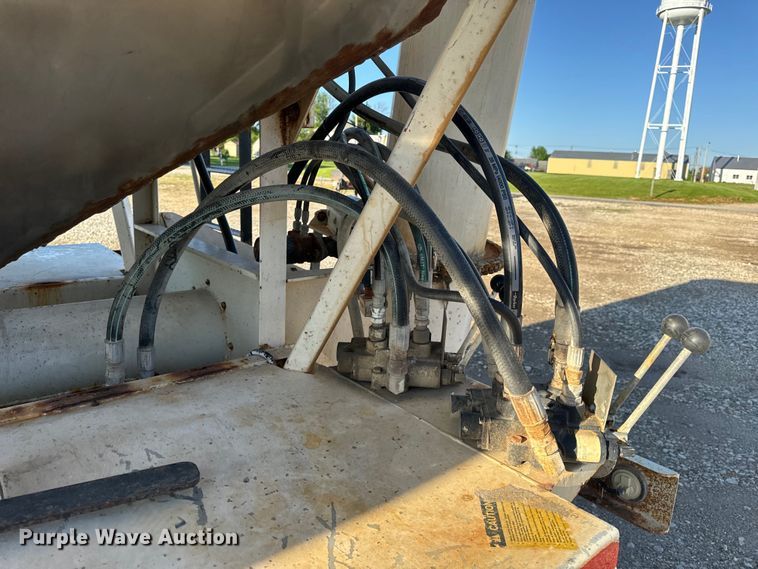 image for item EH6758 1988 WhiteGMC WCA fertilizer delivery truck