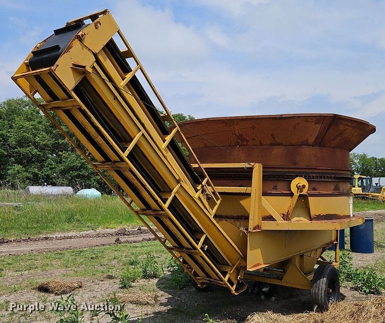 image for item EI3850 Haybuster H1000 bale processor
