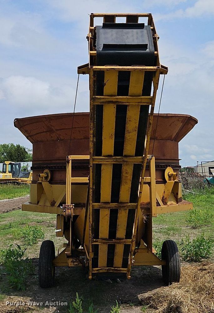 image for item EI3850 Haybuster H1000 bale processor