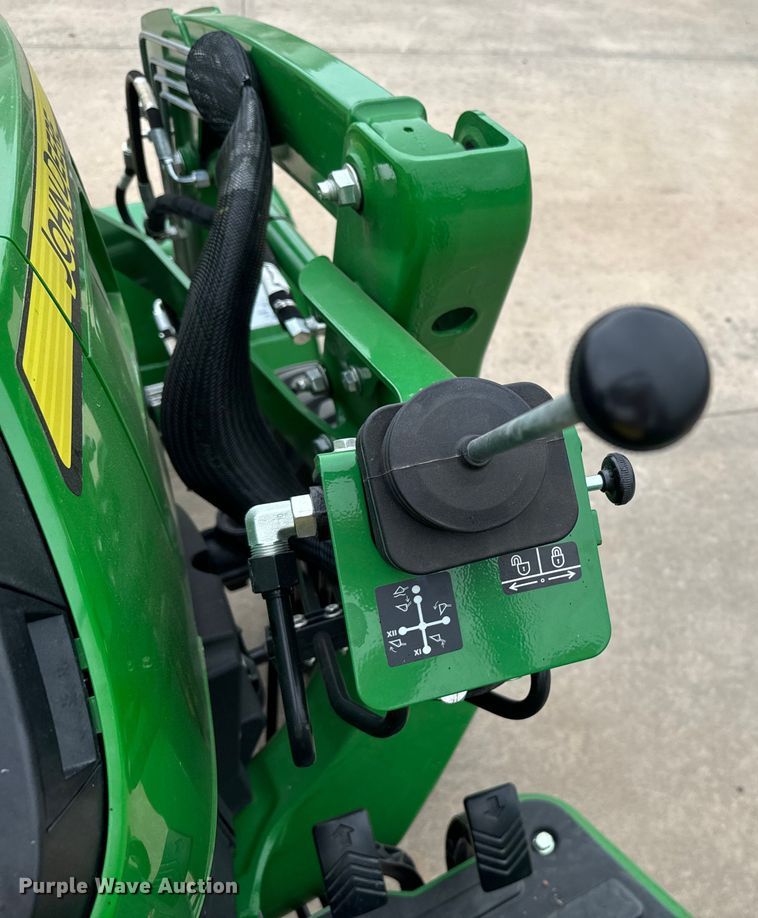 image for item EJ0649 2022 John Deere 3032E MFWD tractor