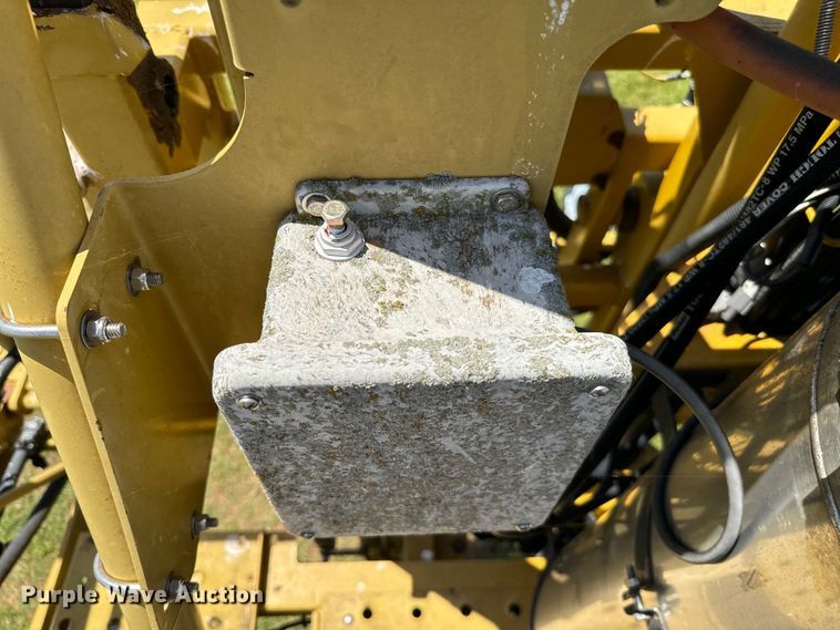 image for item EJ0660 2004 RoGator  1264 sprayer