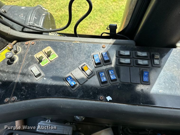 image for item EJ0660 2004 RoGator  1264 sprayer