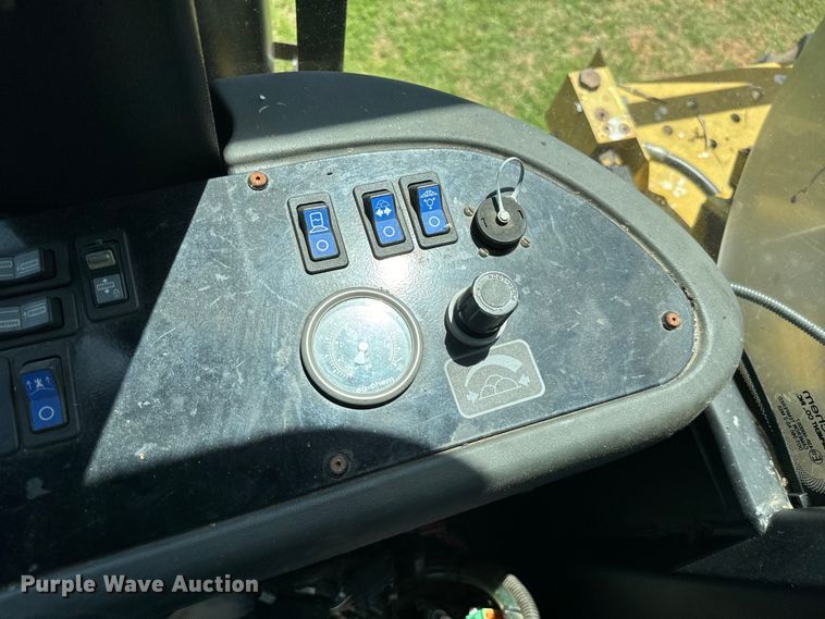 image for item EJ0660 2004 RoGator  1264 sprayer