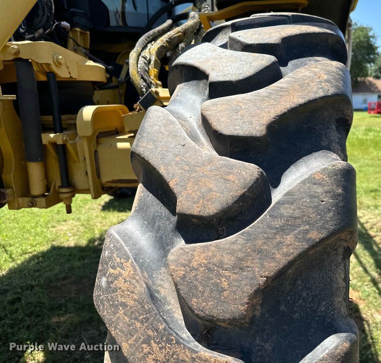 image for item EJ0660 2004 RoGator  1264 sprayer