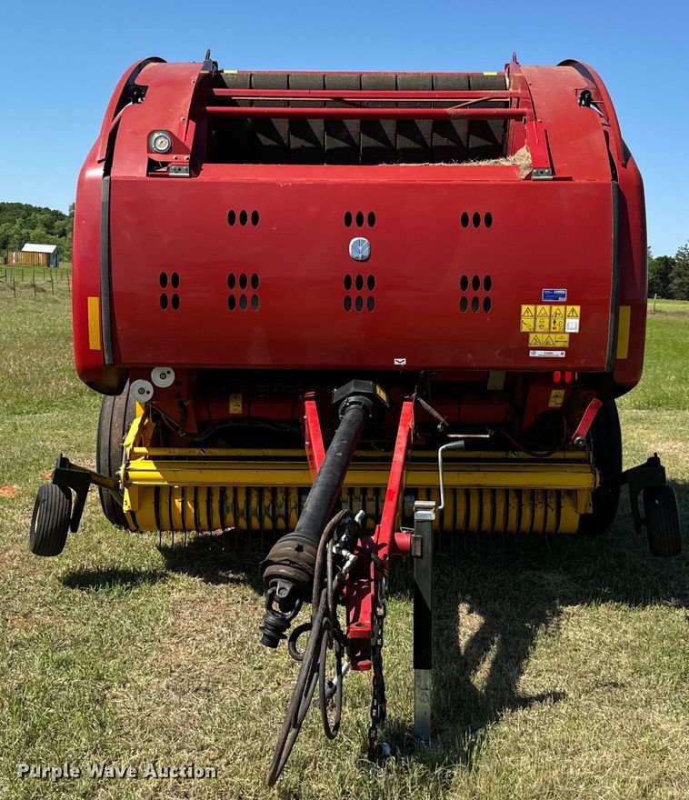image for item EJ0665 2014 New Holland Roll-Belt 560 Specialty Crop round baler