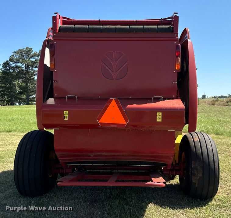 image for item EJ0665 2014 New Holland Roll-Belt 560 Specialty Crop round baler