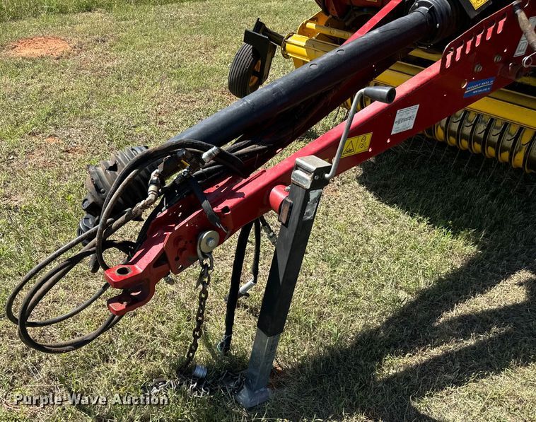 image for item EJ0665 2014 New Holland Roll-Belt 560 Specialty Crop round baler