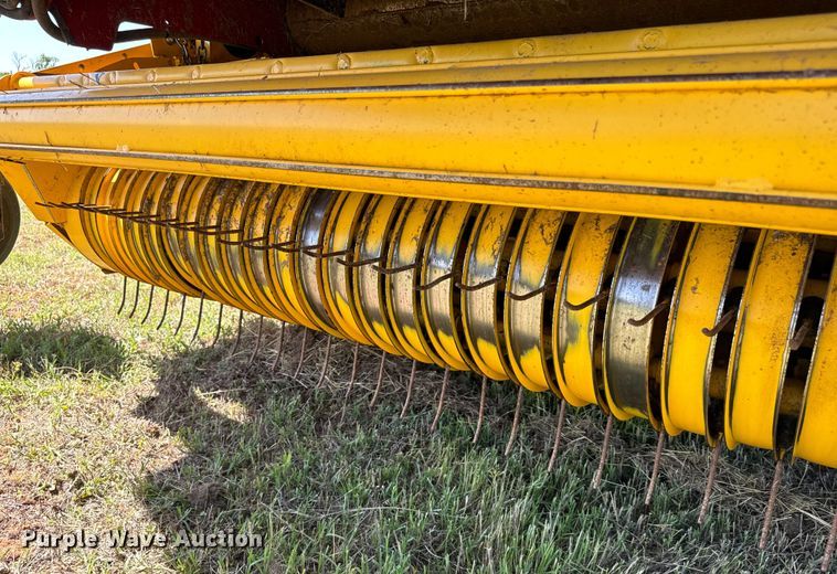 image for item EJ0665 2014 New Holland Roll-Belt 560 Specialty Crop round baler