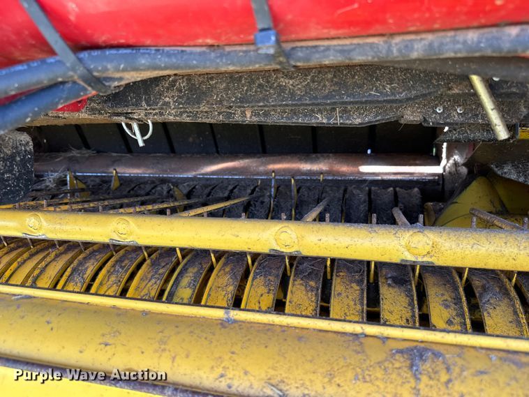 image for item EJ0665 2014 New Holland Roll-Belt 560 Specialty Crop round baler