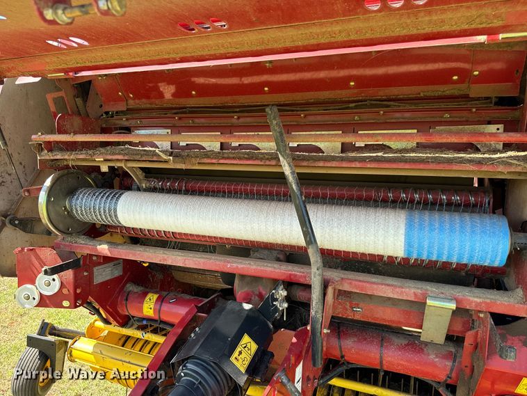 image for item EJ0665 2014 New Holland Roll-Belt 560 Specialty Crop round baler