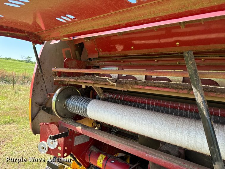image for item EJ0665 2014 New Holland Roll-Belt 560 Specialty Crop round baler