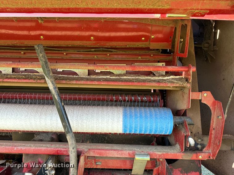 image for item EJ0665 2014 New Holland Roll-Belt 560 Specialty Crop round baler