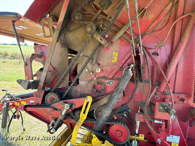 image for item EJ0665 2014 New Holland Roll-Belt 560 Specialty Crop round baler