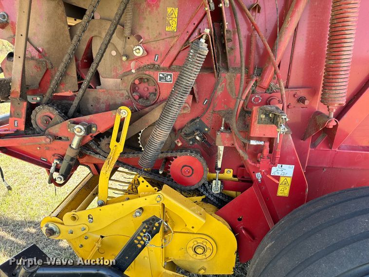 image for item EJ0665 2014 New Holland Roll-Belt 560 Specialty Crop round baler