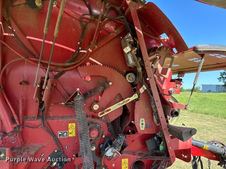 image for item EJ0665 2014 New Holland Roll-Belt 560 Specialty Crop round baler