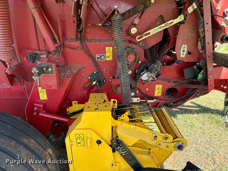 image for item EJ0665 2014 New Holland Roll-Belt 560 Specialty Crop round baler