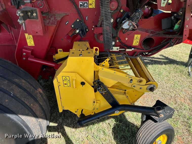 image for item EJ0665 2014 New Holland Roll-Belt 560 Specialty Crop round baler