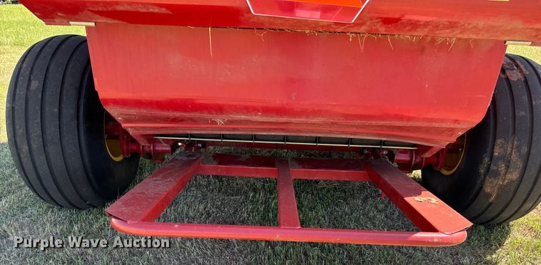 image for item EJ0665 2014 New Holland Roll-Belt 560 Specialty Crop round baler