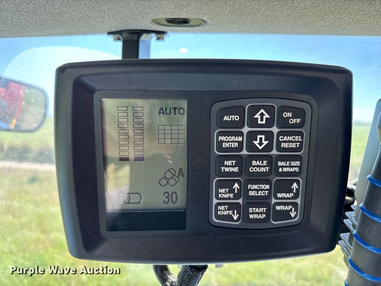 image for item EJ0665 2014 New Holland Roll-Belt 560 Specialty Crop round baler