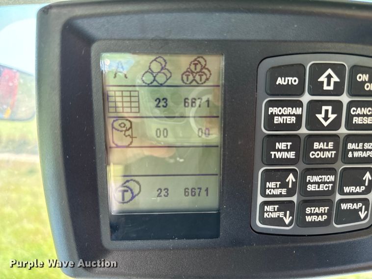 image for item EJ0665 2014 New Holland Roll-Belt 560 Specialty Crop round baler