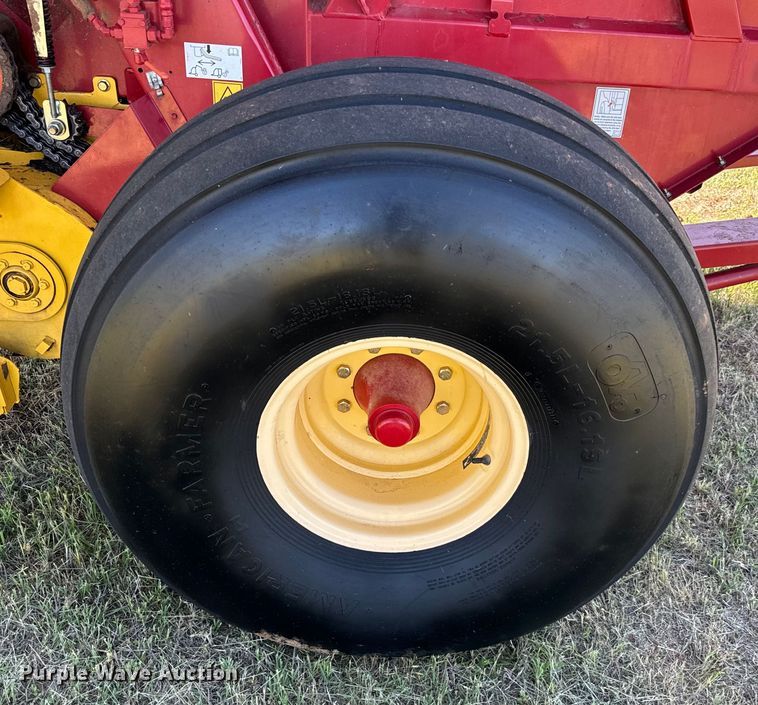 image for item EJ0665 2014 New Holland Roll-Belt 560 Specialty Crop round baler