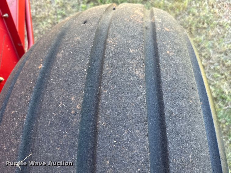 image for item EJ0665 2014 New Holland Roll-Belt 560 Specialty Crop round baler