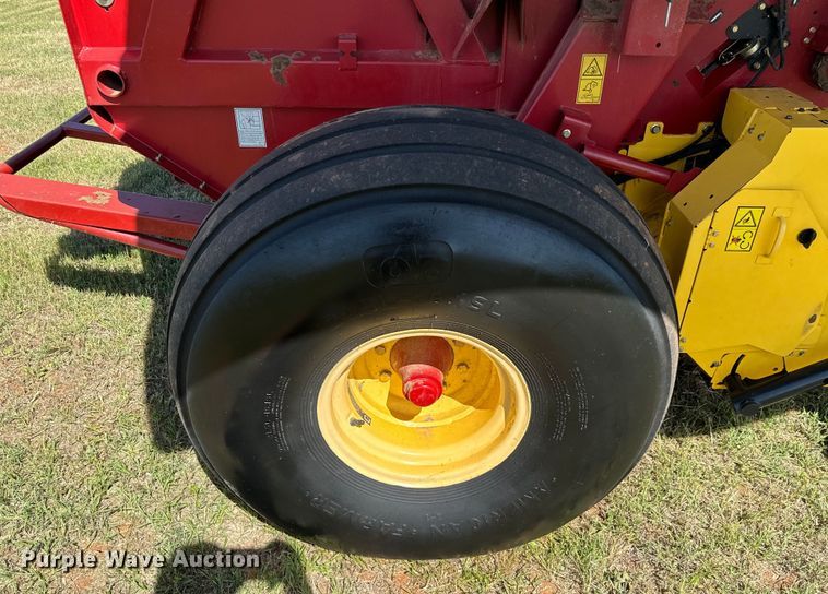 image for item EJ0665 2014 New Holland Roll-Belt 560 Specialty Crop round baler