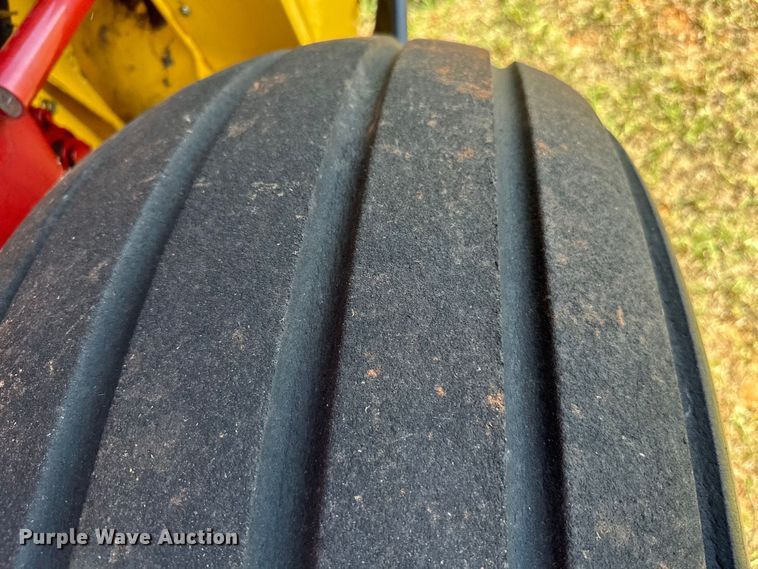 image for item EJ0665 2014 New Holland Roll-Belt 560 Specialty Crop round baler