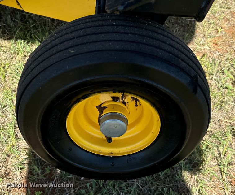 image for item EJ0665 2014 New Holland Roll-Belt 560 Specialty Crop round baler