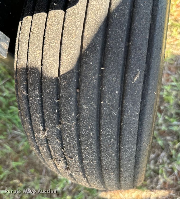 image for item EJ0665 2014 New Holland Roll-Belt 560 Specialty Crop round baler