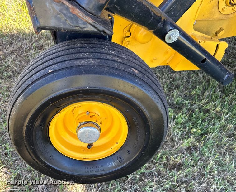 image for item EJ0665 2014 New Holland Roll-Belt 560 Specialty Crop round baler