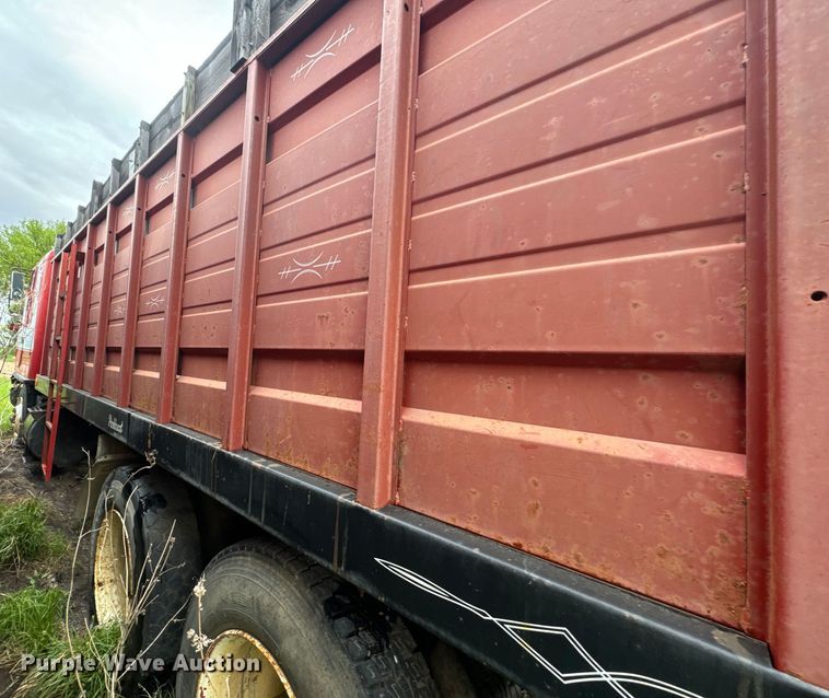 image for item EJ2716 1979 GMC grain truck