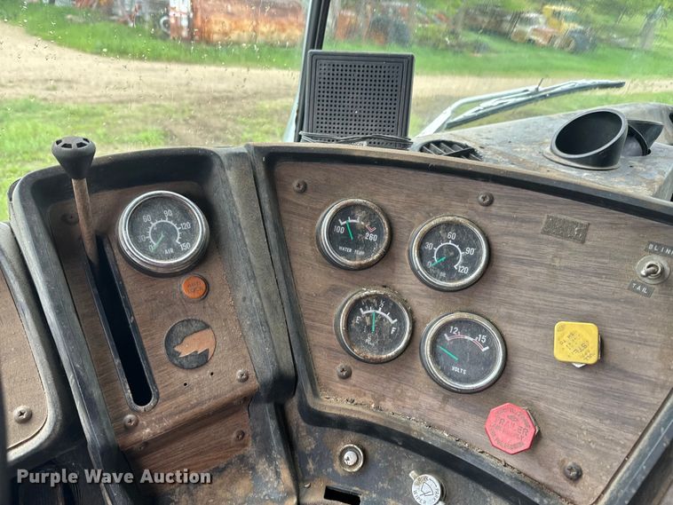 image for item EJ2716 1979 GMC grain truck