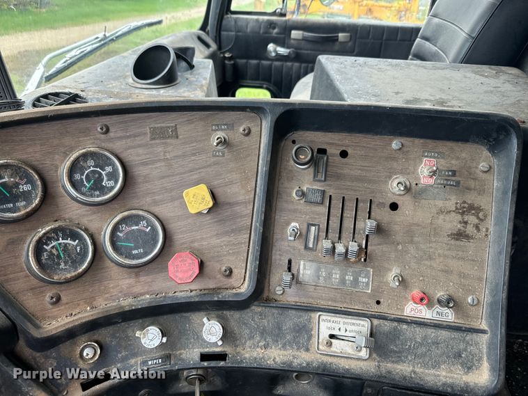 image for item EJ2716 1979 GMC grain truck