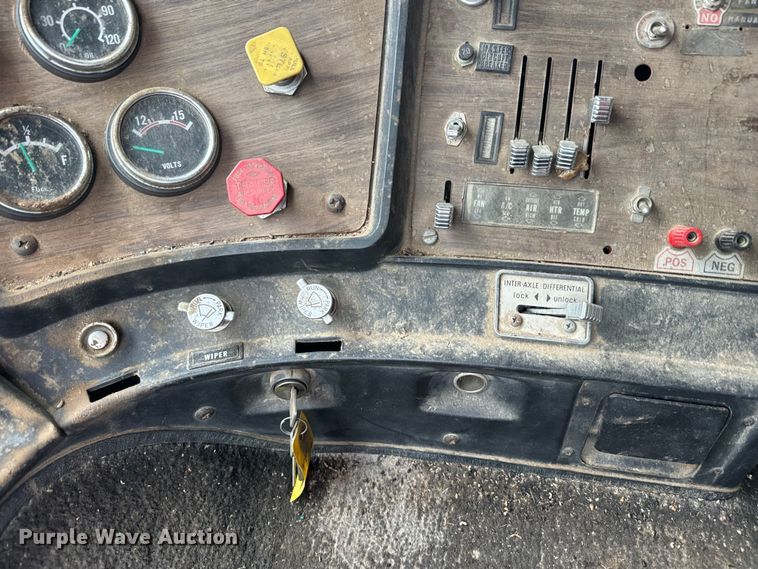 image for item EJ2716 1979 GMC grain truck