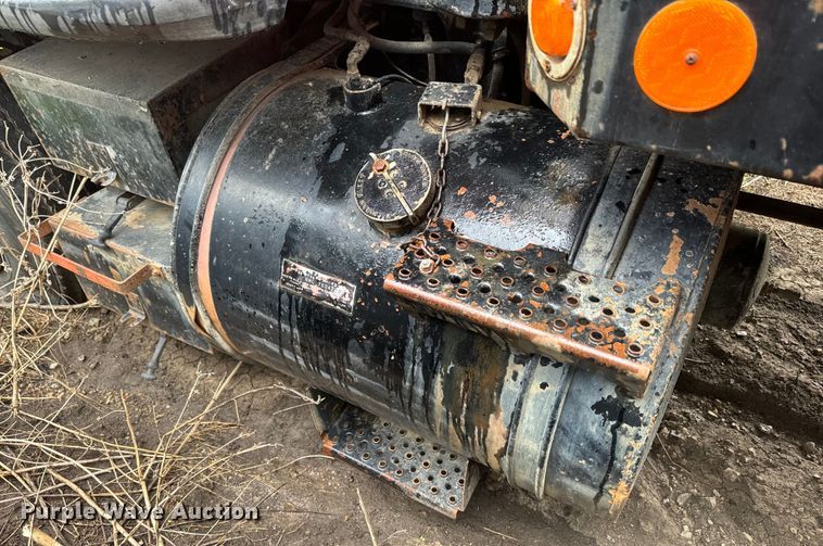 image for item EJ2716 1979 GMC grain truck