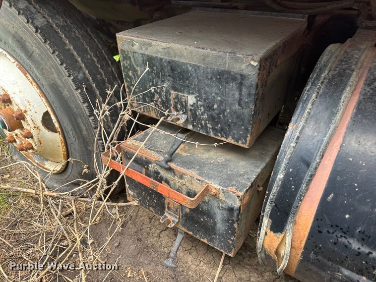 image for item EJ2716 1979 GMC grain truck