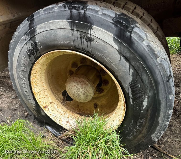 image for item EJ2716 1979 GMC grain truck