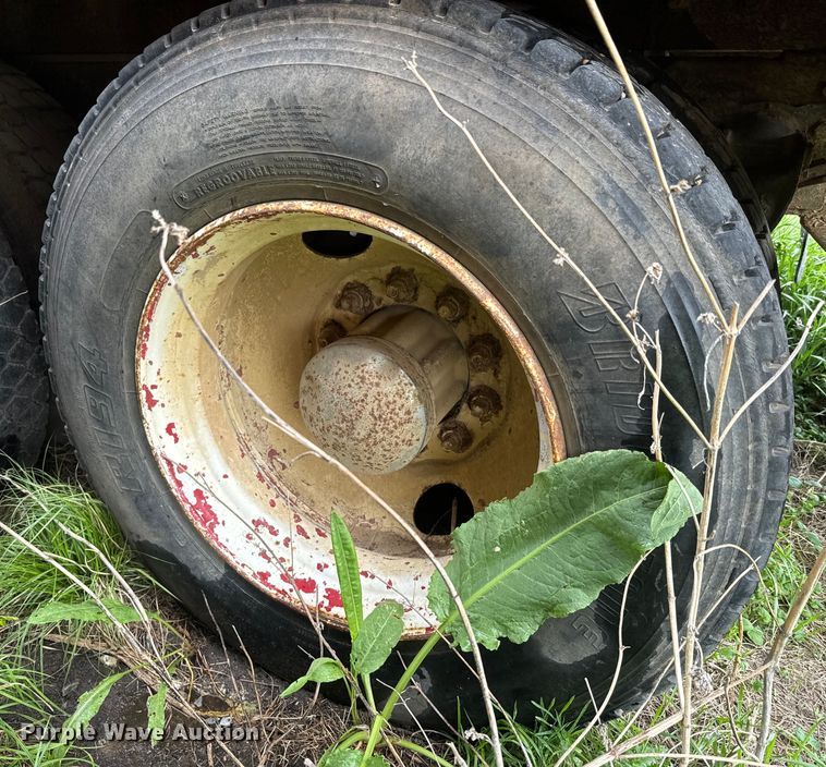 image for item EJ2716 1979 GMC grain truck