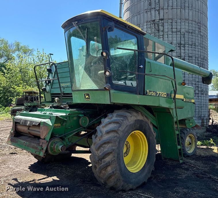 image for item EJ2770 1981 John Deere 7720 combine