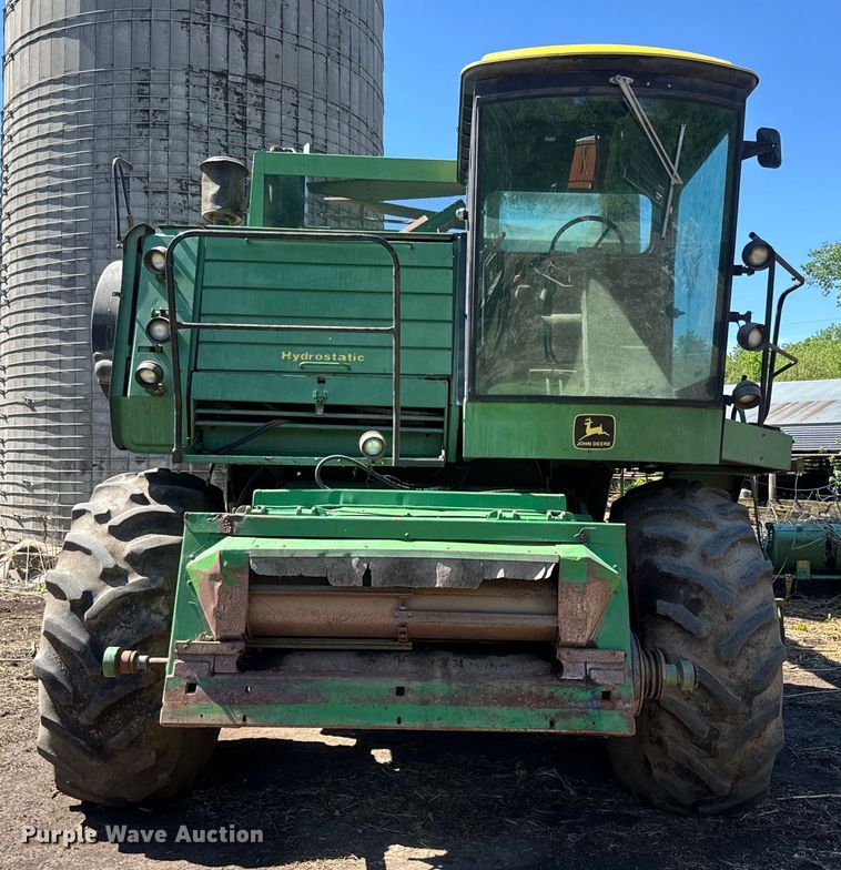 image for item EJ2770 1981 John Deere 7720 combine