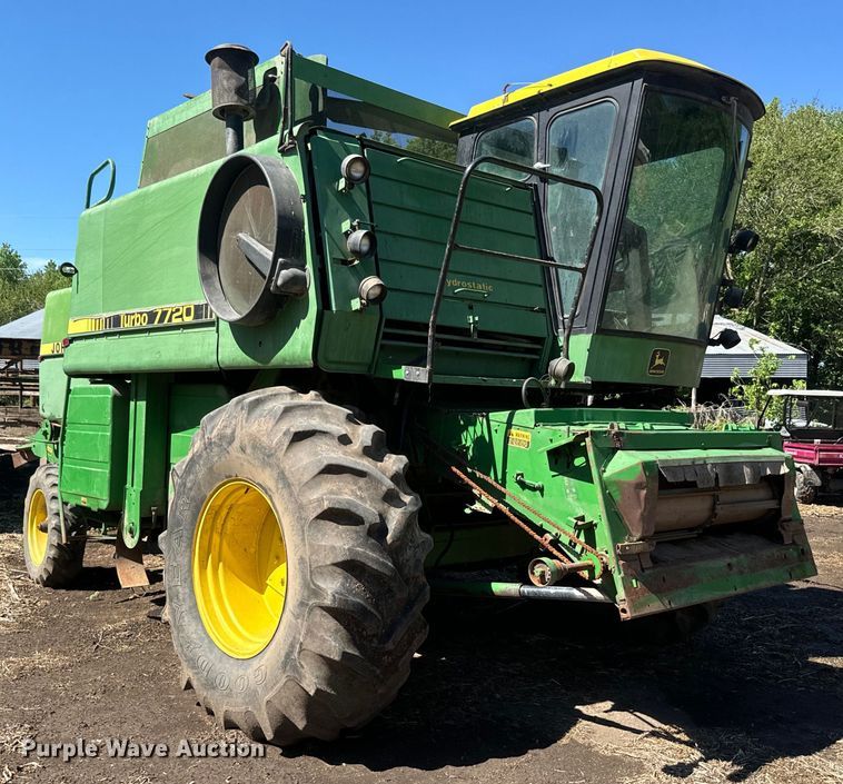 image for item EJ2770 1981 John Deere 7720 combine