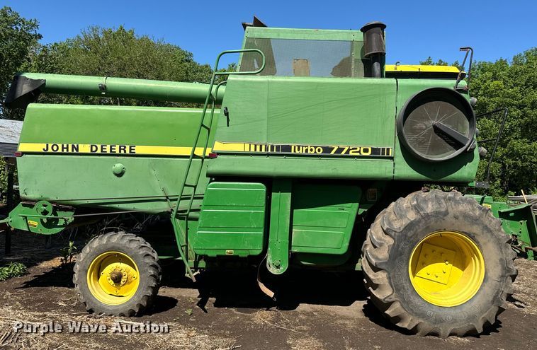 image for item EJ2770 1981 John Deere 7720 combine