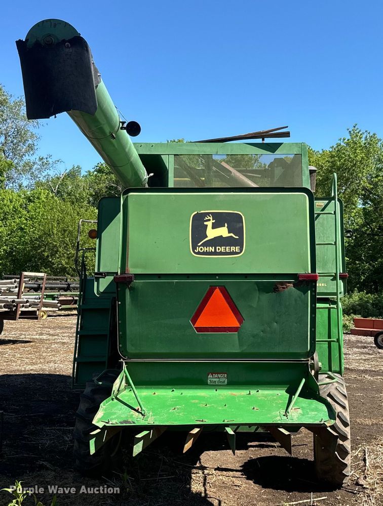 image for item EJ2770 1981 John Deere 7720 combine