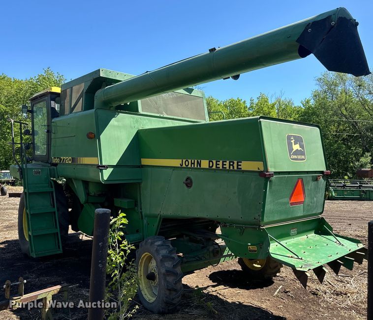 image for item EJ2770 1981 John Deere 7720 combine