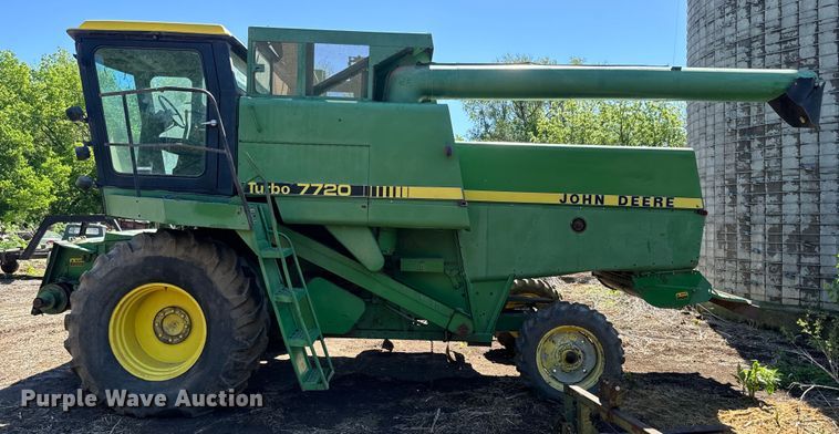 image for item EJ2770 1981 John Deere 7720 combine