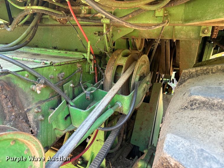 image for item EJ2770 1981 John Deere 7720 combine