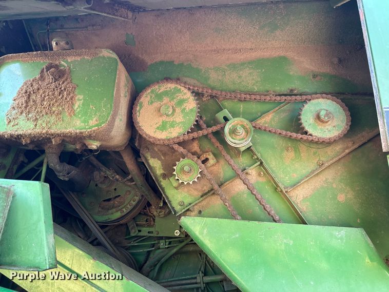 image for item EJ2770 1981 John Deere 7720 combine